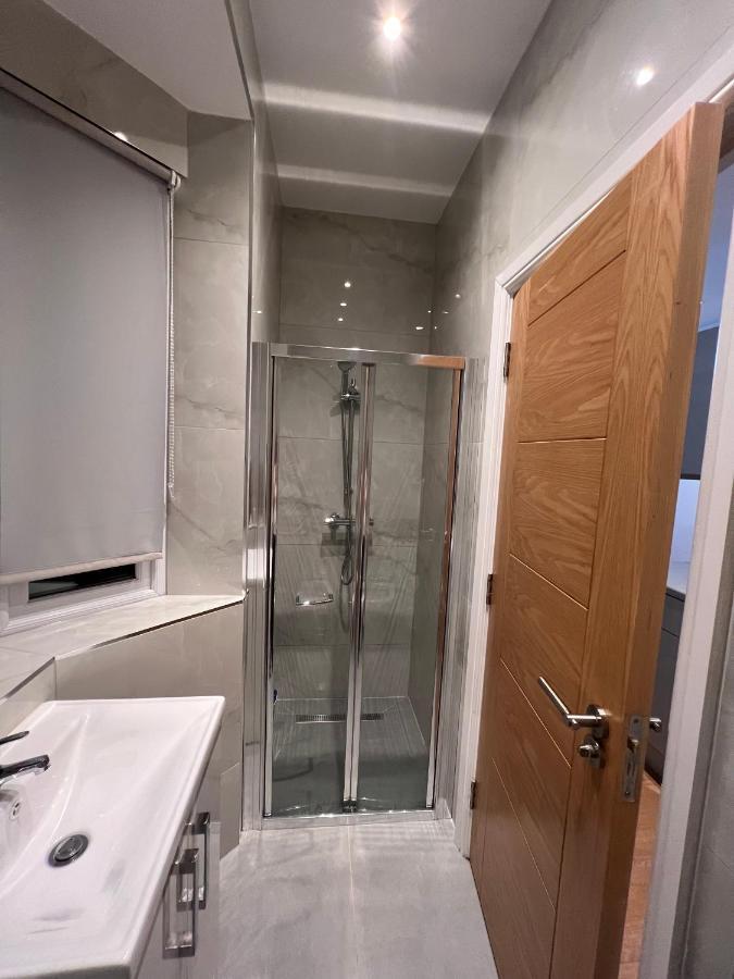 Apartment Gladstone Avenue London